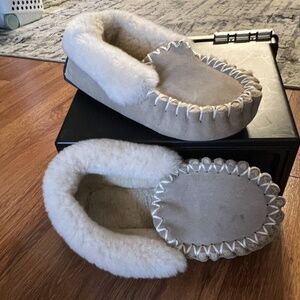 Women's creme colored Unisex Faux Fur Moccasin Slipper size 10 USED